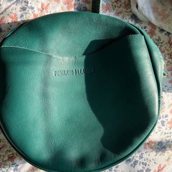 Portland leather large circle crossbody in peacock. Leather - Picture 4 of 6